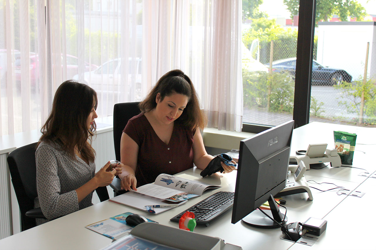 Bei der Ausbildung zur Kauffrau im Groß- und Außenhandel werden viele Abteilungen durchlaufen Bei der Ausbildung zur Kauffrau im Groß- und Außenhandel werden viele Abteilungen durchlaufen